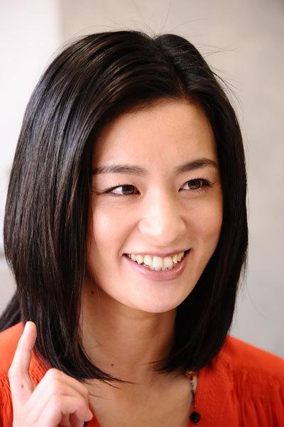 笑顔も澄ました顔も魅力的な尾野真千子さんて 実は 美しい女優 モデルとセレブたち